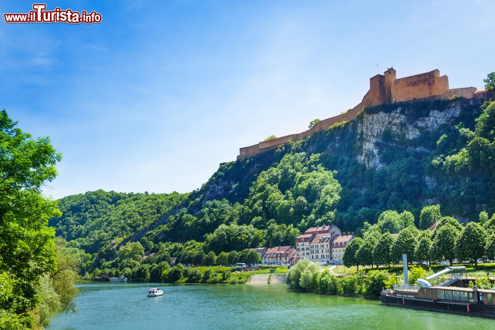 Immagine Veduta panoramica della cittadella di Besancon (Francia) e del fiume Doubs.