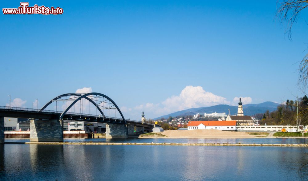 Immagine Veduta panoramica della cittadina di Deggendorf con il ponte sul Danubio, Germania.