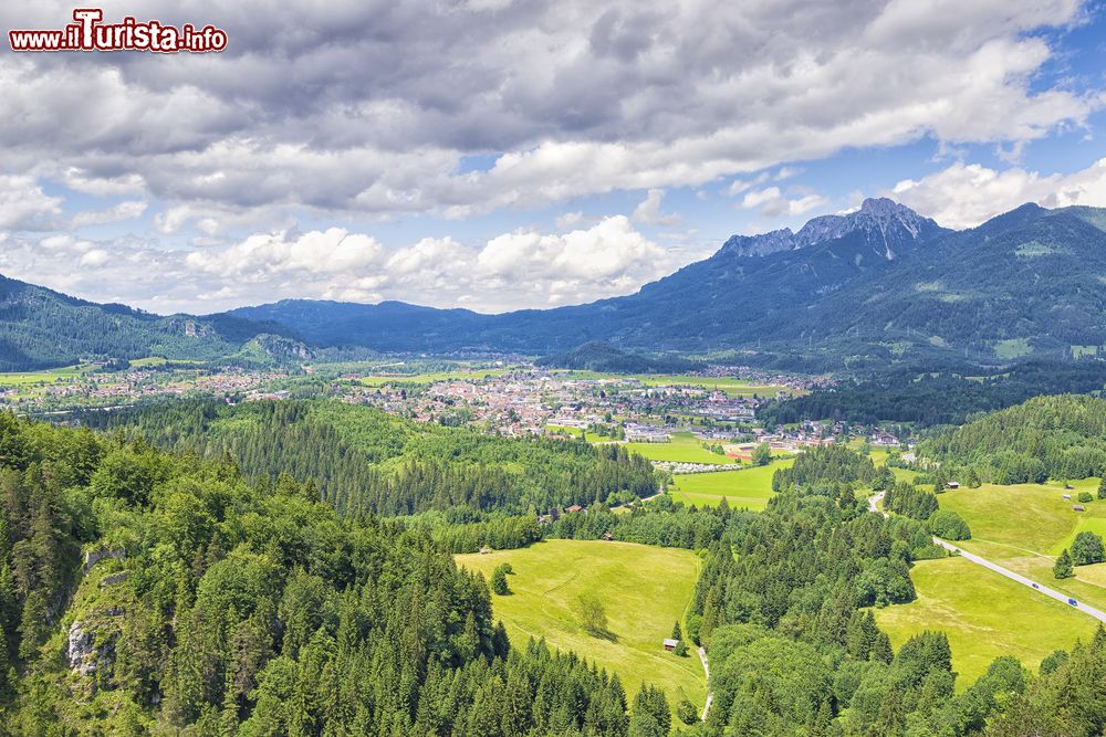 Immagine Veduta panoramica della cittadina di Reutte con le Alpi sullo sfondo, Tirolo (Austria).