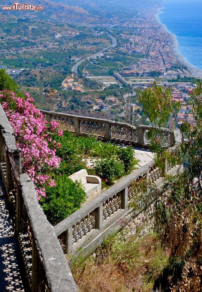 Immagine Veduta panoramica della costa di Forza d'Agrò da una terrazza medievale (Sicilia).