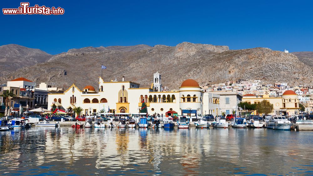 Immagine Veduta panoramica della costa di Kalymnos, Grecia, con le case affacciate sull'Egeo.