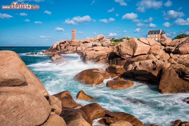 Immagine Veduta panoramica della costa rocciosa di Ploumanac'h con il faro di Mean Ruz (Bretagna) 