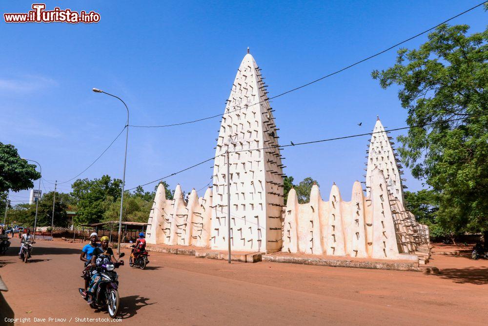 Immagine Veduta panoramica della Grande Moschea di Bobo Dioulasso, nei pressi di Ouagadougou, Burkina Faso. Costruita nel 1880, è fatta di fango in tipico stile sudanese - © Dave Primov / Shutterstock.com