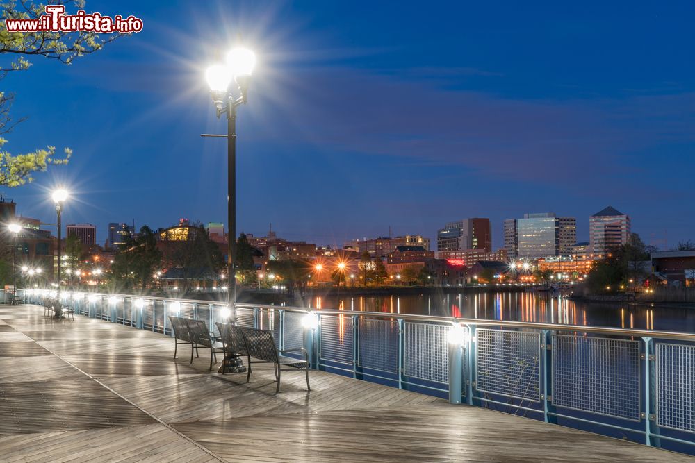 Immagine Una veduta panoramica della passeggiata di Wilmington by night lungo il fiume Christiana, Delaware, Stati Uniti.