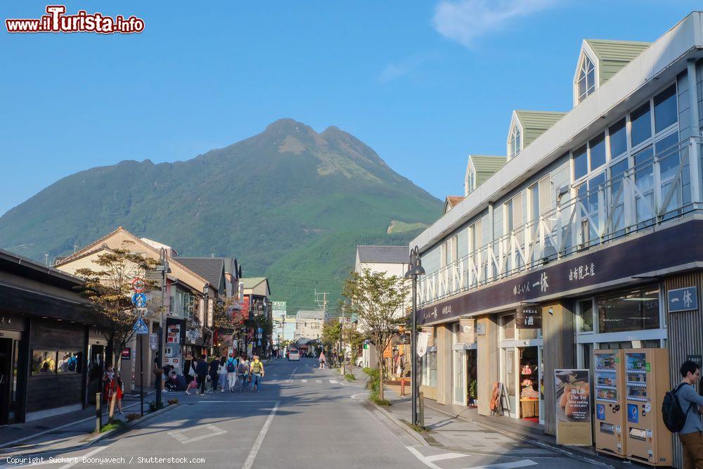 Immagine Veduta panoramica della principale via dello shopping a Yufuin, prefettura di Oita, Giappone - © Suchart Boonyavech / Shutterstock.com