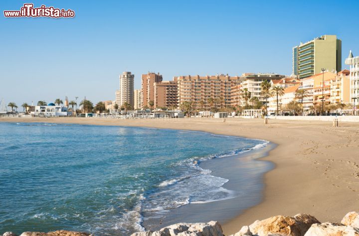 Immagine Veduta panoramica della spiaggia di Fuengirola con edifici e palazzi sullo sfondo, Malaga - © jultud / Shutterstock.com