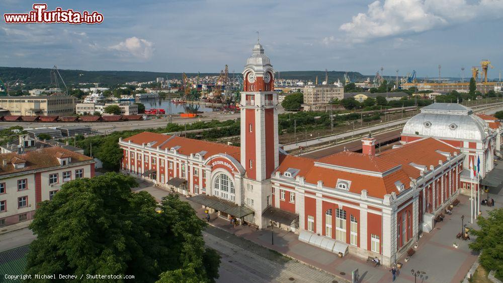 Immagine Veduta panoramica della stazione centrale di Varna, capitale marittima della Bulgaria - © Michael Dechev / Shutterstock.com