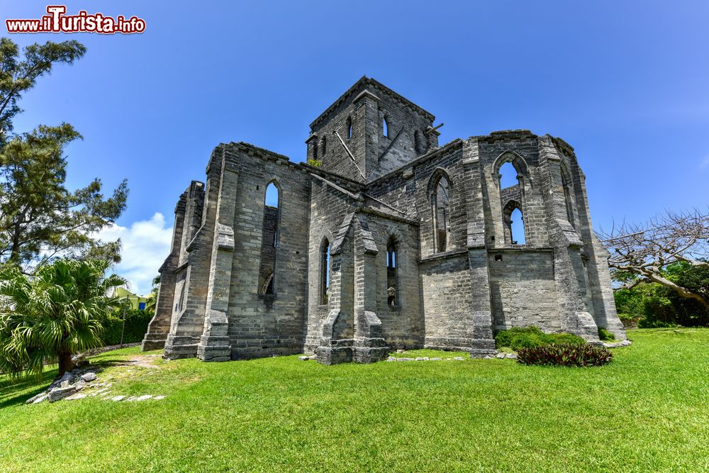 Immagine Veduta panoramica della Unfinished Church a St. George's, arcipelago delle Bermuda. Le sue rovine sono monumento storico protetto e rientrano fra i patrimoni Unesco.