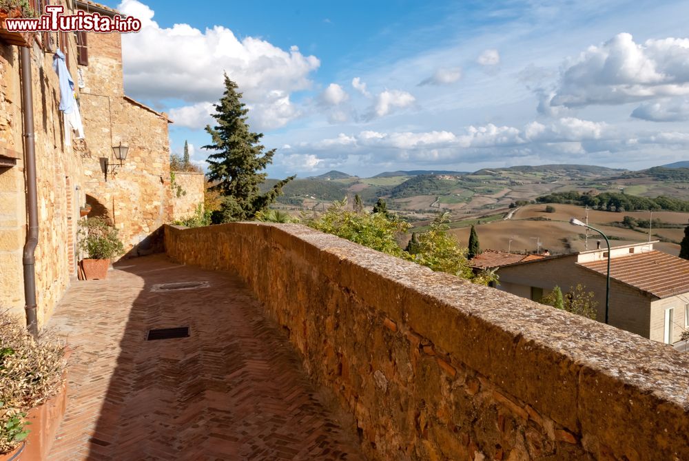 Immagine Veduta panoramica della Val d'Orcia dal centro di Pienza, Toscana. Dal 1996 il borgo è nella lista dei patrimoni dell'umanità dell'Unesco.