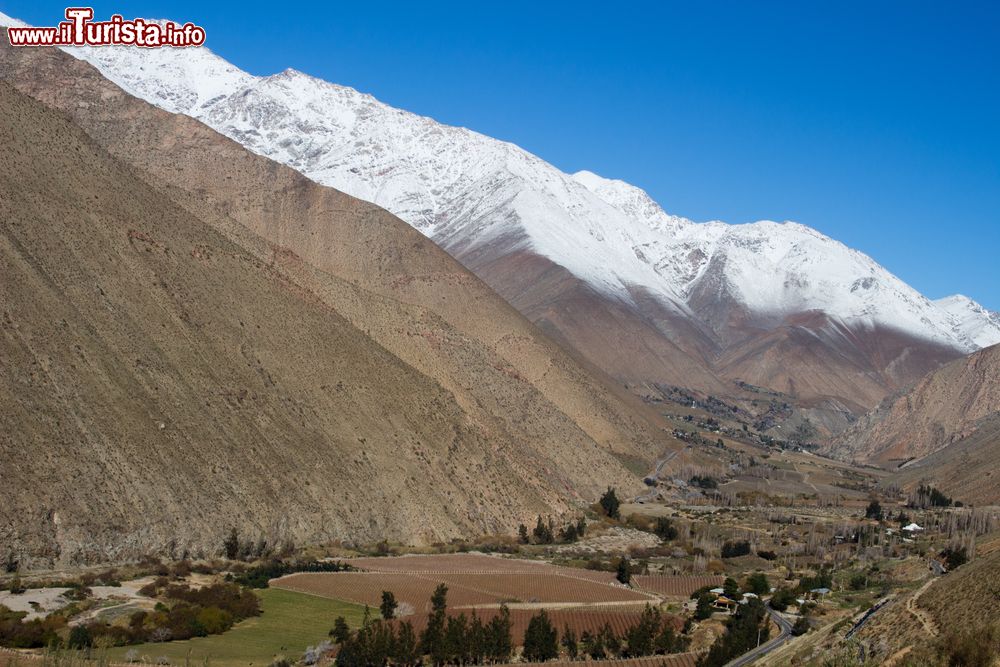 Immagine Veduta panoramica della valle dalla cima delle montagne a Pisco Elqui, Cile.