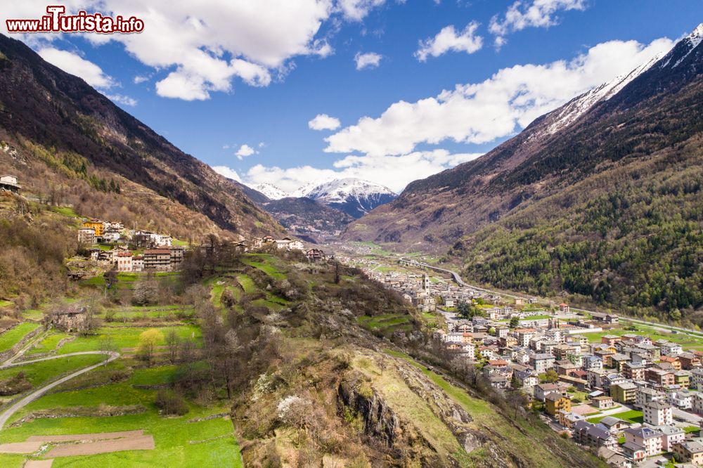 Immagine Veduta panoramica della Valtellina (Lombardia) con i villaggi di Grosio, Grossotto e Sondalo.