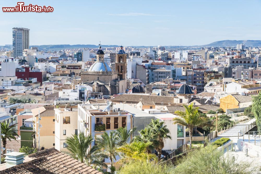 Immagine Veduta panoramica dell'antica città di Alicante, Spagna. Nel 237 a.C. il generale cartaginese Amilcare Barca fortificò il colle su cui poi i musulmani costruirono il celebre castello citatdino.