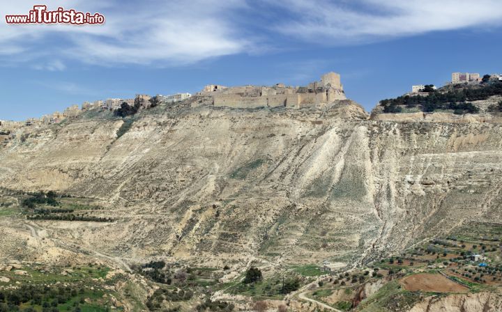 Immagine Veduta panoramica dell'antico castello crociato di Karak, Giordania. Una bella immagine di questa roccaforte dei crociati nonché teatro della sanguinosa battaglia con il comandante musulmano Saladino - © Nickolay Vinokurov / Shutterstock.com