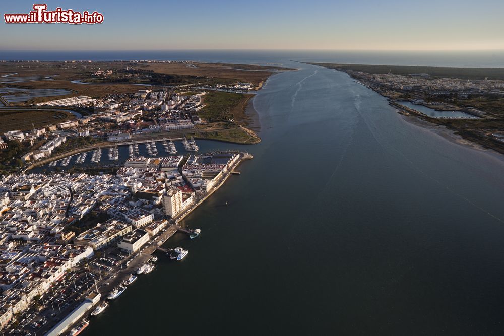 Immagine Veduta panoramica delle bocche del fiume Guadiana, Portogallo. Dei 744 km di lunghezza totale, questo fiume ne percorre 142 in territorio portoghese.