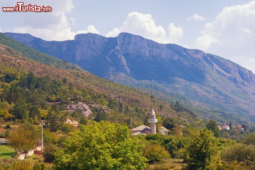 Immagine Veduta panoramica delle montagne attorno a Trebinje, Bosnia Erzegovina, in una giornata estiva di sole. Sullo sfondo, il minareto della moschea di Zupa.