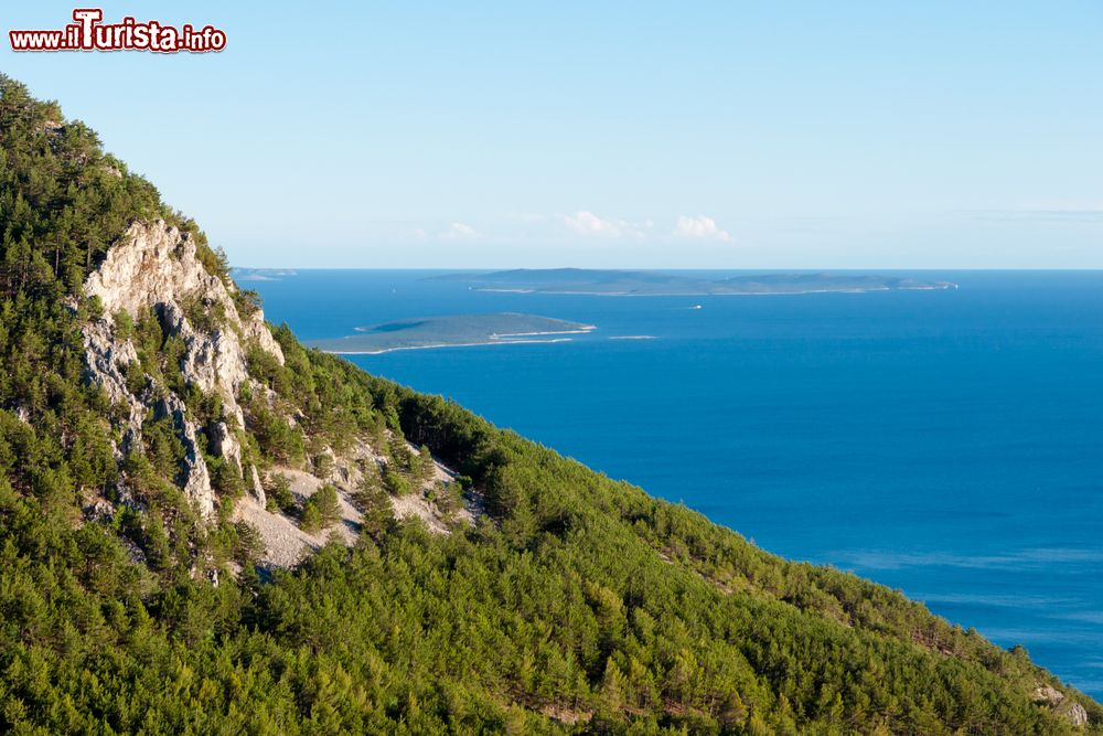 Immagine Veduta panoramica delle montagne e del mare dalla città di Lubenice, isola di Cres, Croazia.