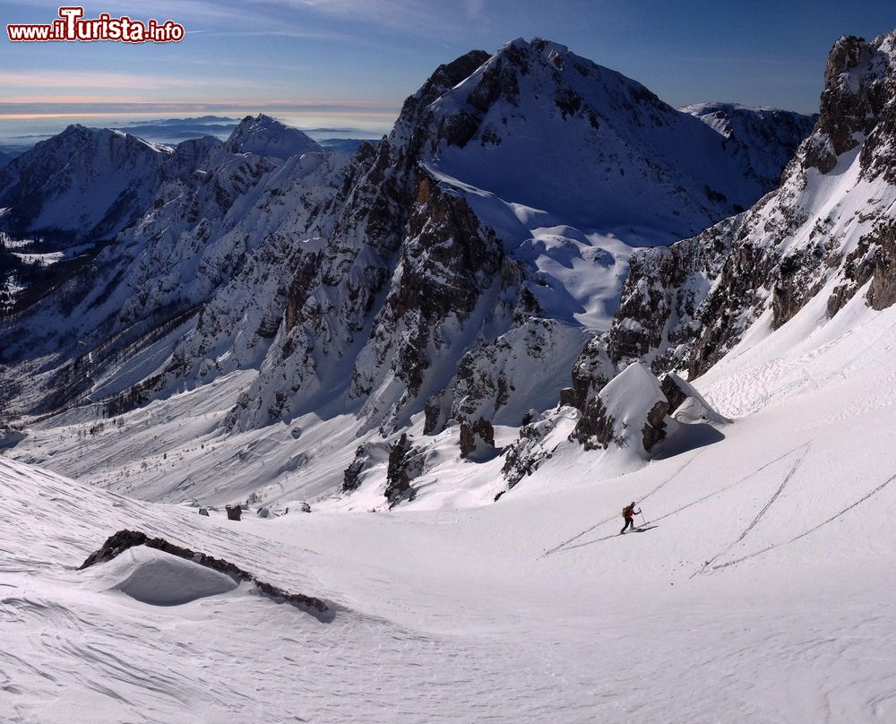 Immagine Veduta panoramica delle piste da sci dal monte Carega, Recoaro Terme (Veneto).