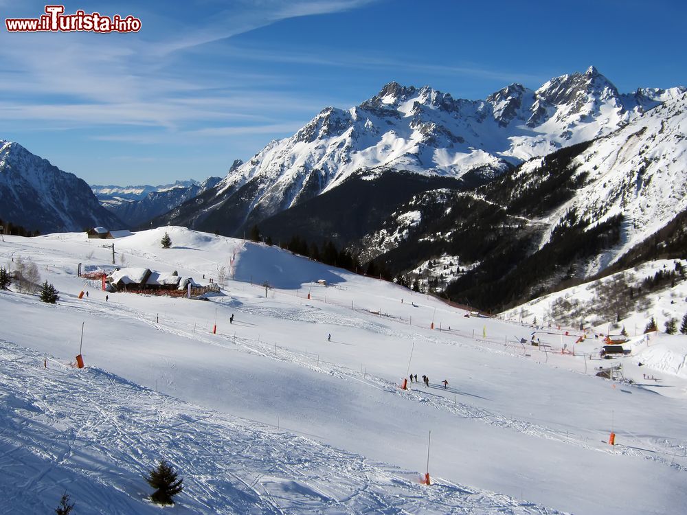 Immagine Veduta panoramica delle piste innevate nel comprensorio sciistico di Vaujany, Francia.