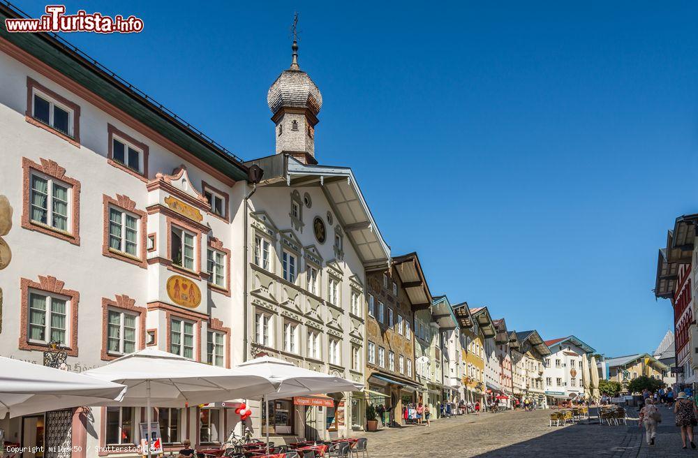 Immagine Veduta panoramica delle strade di Bad Tolz, Germania. La città è conosciuta per essere un importante centro termale, per il centro storico medievale e per la spettacolare vista sulle Alpi - © milosk50 / Shutterstock.com