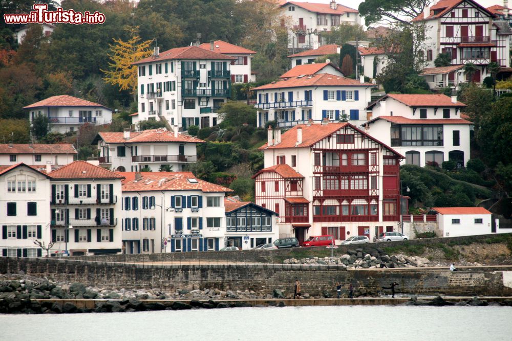 Immagine Veduta panoramica delle tipiche case basche sulla costa atlantica di Saint-Jean-de-Luz, Francia.