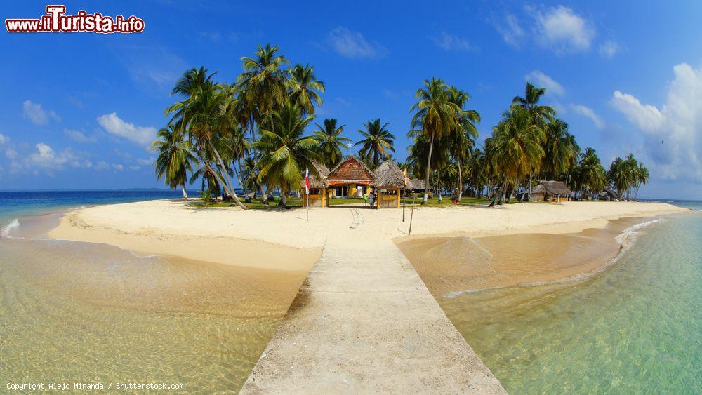 Immagine Veduta panoramica dell'isola di Aguja, arcipelago Las Perlas, Panama. Sabbia finissima e acqua turchese per quest'isolotto a circa due ore di traghetto da Panama City - © Alejo Miranda / Shutterstock.com