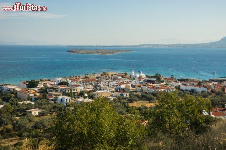 Immagine Veduta panoramica dell'isola di Angistri, Grecia. Il suo nome significa "amo da pesca" per via della sua particolare forma: assomiglia infatti a un amo ricurvo nel mezzo del golfo Saronico - © siete_vidas / Shutterstock.com
