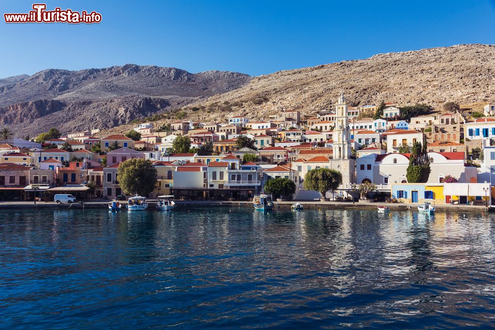 Immagine Veduta panoramica dell'isola di Chalki, Grecia. L'isola ha forma stretta e allungata e un aspetto suggestivo.