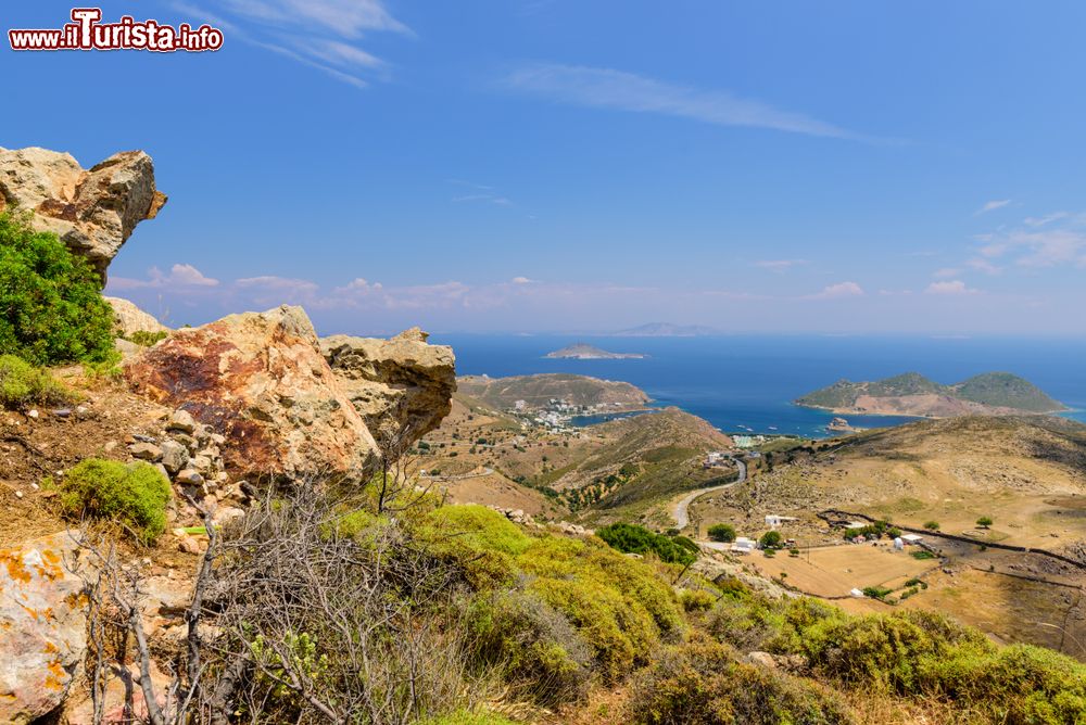 Immagine Veduta panoramica dell'isola di Patmos e della costa mediterranea, Dodecaneso (Grecia).