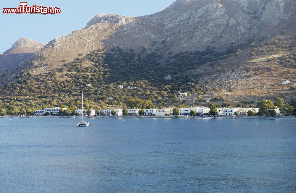 Immagine Veduta panoramica dell'isola di Tilos, Grecia. Situata nel Mare Egeo, questa piccola isoletta del Dodecaneso è meta ideale per un soggiorno tranquillo o un'escursione dalla vicina Rodi.