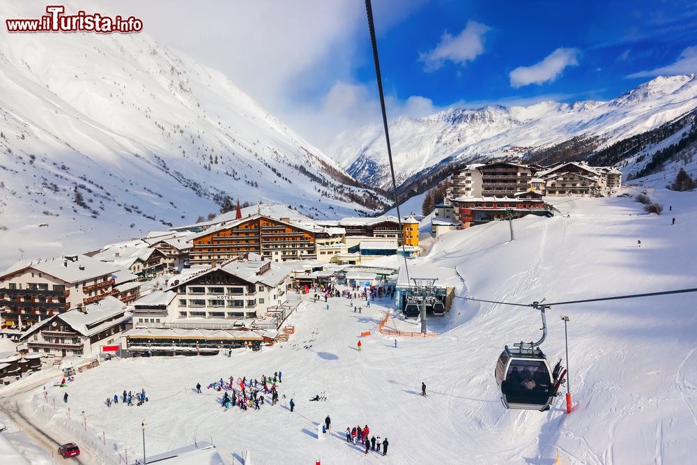Immagine Veduta panoramica dello ski resort di Obergurgl (Austria) dall'alto di una cabinovia. 
