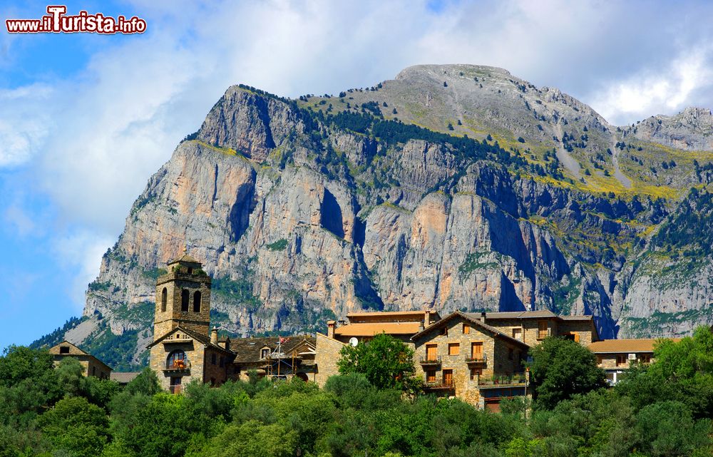 Immagine Veduta panoramica di Ainsa, provincia di Huesca, Spagna. A fare da cornice a questa cittadina ci sono i monti dei parchi naturali d'Ordesa, di Posets Maladeta e della Sierra de Guara.