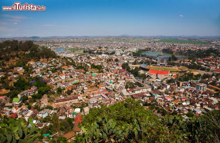 Immagine Veduta panoramica della città di Antananarivo, Madagascar. La capitale malgascia conta quasi due milioni di abitanti - foto © Monika Hrdinova / Shutterstock.com