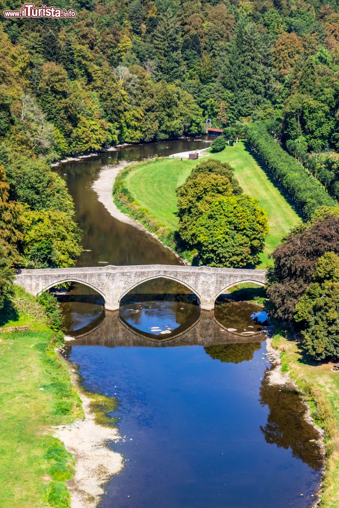 Immagine Veduta panoramica di Bouillon e del fiume Semois dalla Torre Austriaca, Belgio. E' il punto più elevato del castello che risale all'VIII° secolo.