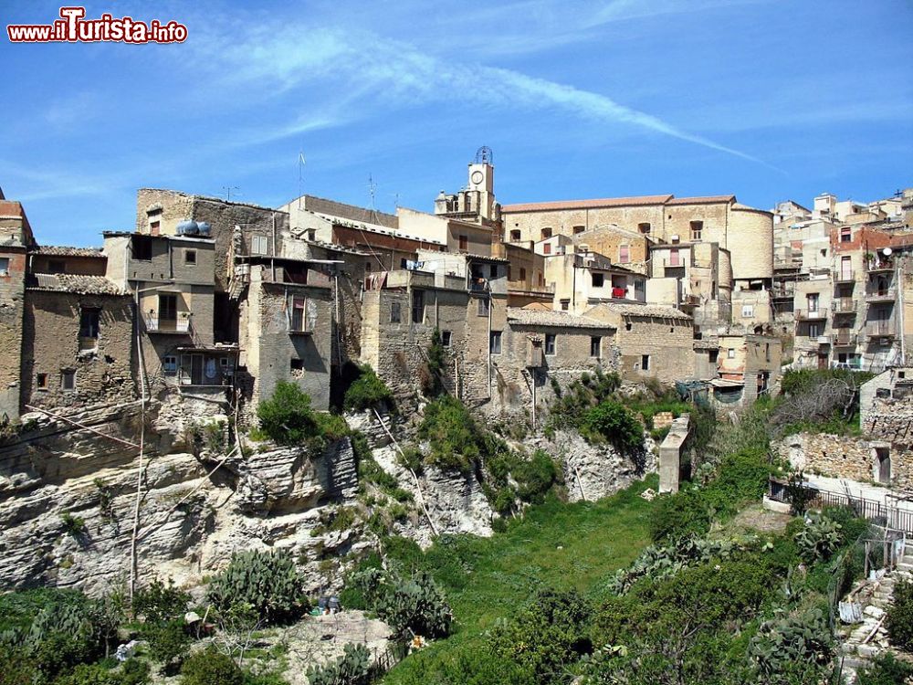 Immagine Veduta panoramica di Burgio, borgo in provincia di Agrigento, Sicilia - © Tommaso - Burgio 146, CC BY-SA 2.0, Wikipedia