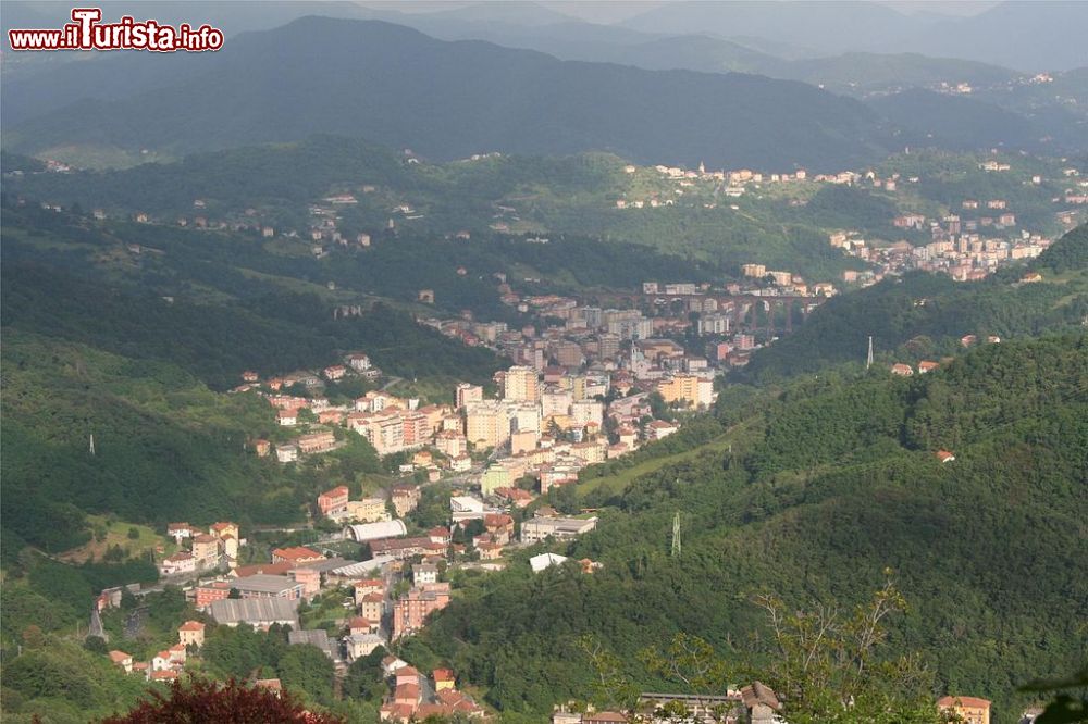 Immagine Veduta panoramica di Campomorone in Liguria. La cittadina si trova alle porte di Genova, appena a nord del Capoluogo - © Daffra Francesco, CC BY-SA 3.0, Wikipedia