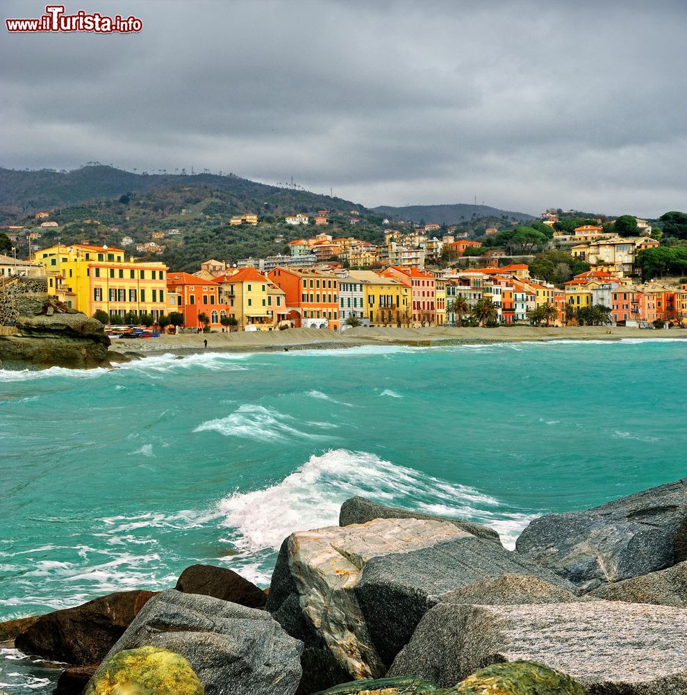 Immagine Veduta panoramica di Celle Ligure, provincia di Savona, con le case colorate affacciate sul mare (Liguria).