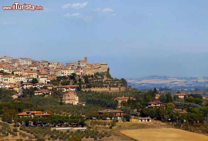 Immagine Veduta panoramica di Chianciano Terme, Toscana. Questo paesino della provincia di Siena si trova nella zona sud-orientale della Toscana, vicino al confine con l'Umbria - © 150353501 / Shutterstock.com