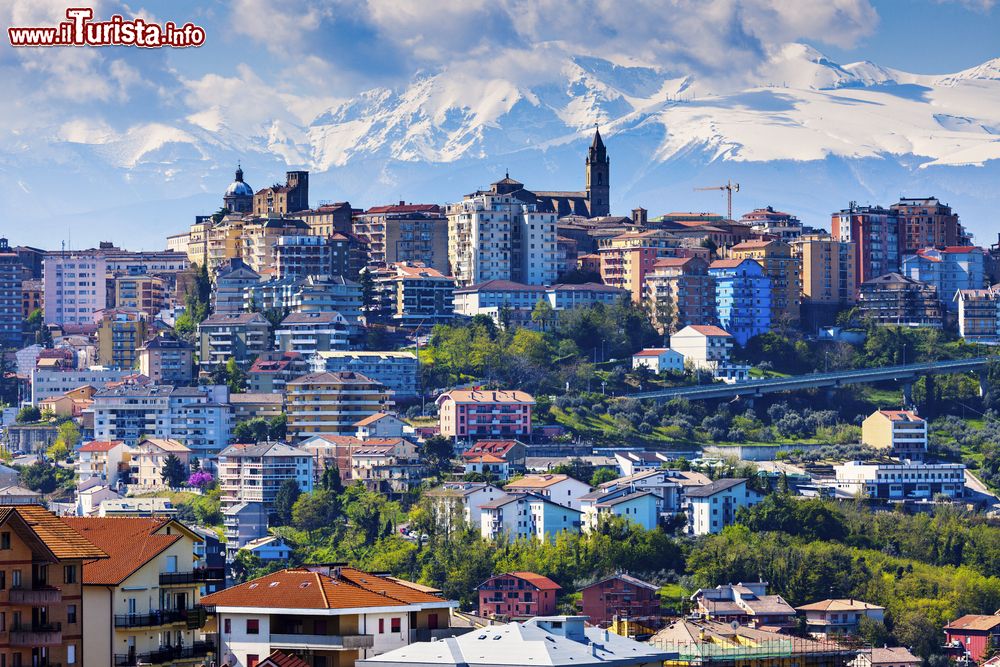 Immagine Veduta panoramica di Chieti (Abruzzo). Sullo sfondo si notano le cime innevate degli Appennini.