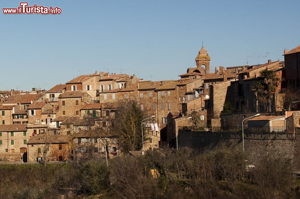 Immagine Veduta panoramica di Città della Pieve, provincia di Perugia, Umbria. Situata su un colle a circa 508 metri di altezza sul livello del mare, questa cittadina domina la Val di Chiana.