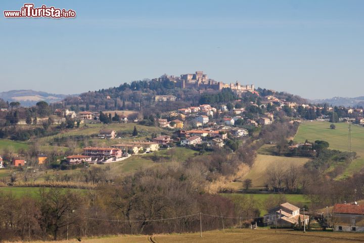 Immagine Veduta panoramica di Gradara, Italia. Questa bella località della provincia di Pesaro e Urbino sorge in un territorio ricco di uliveti e vigneti. A farle da cornice è l'entroterra della riviera marchigiano romagnola, poco distante dal mare e con un gradevole paesaggio collinare costituito dall'estrema propaggine dell'Appennino. Dista circa 6 chilometri da Cattolica e Gabicce Mare, poco meno di 20 da Pesaro e Rimini e 35 da Urbino