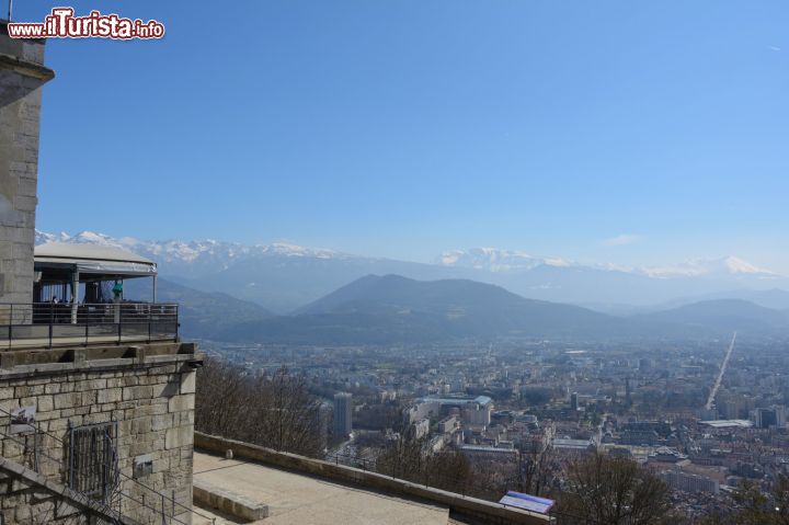 Immagine Veduta panoramica di Grenoble dalla Bastille, Francia. Sullo sfondo, la cima delle montagne innevate.