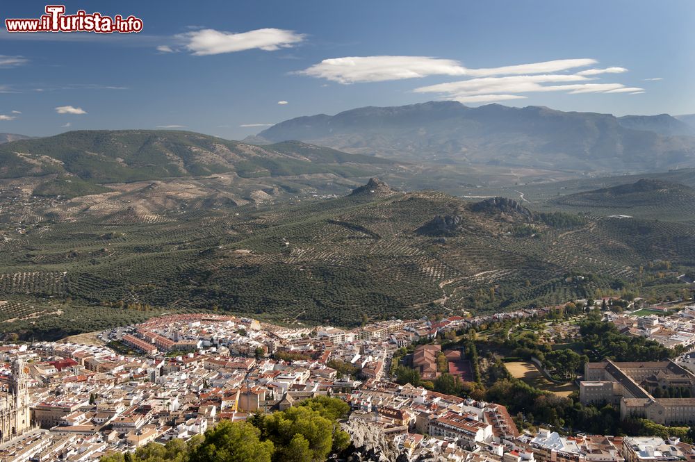 Immagine Veduta panoramica di Jaen dal castello di Santa Catalina, Andalusia, Spagna. La fortezza venne costruita nel XIII° secolo durante l'occupazione dei mori e venne fondato su una formazione rocciosa a 800 metri di altezza.