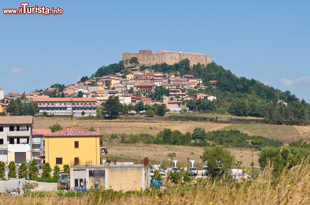 Immagine Veduta panoramica di Lagopesole, Basilicata. Frazione di Avigliano in provincia di Potenza, Lagopesole è nota per il suo passato svevo, legata alle figure di Federico II° e di suo figlio Manfredi.