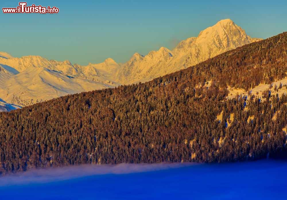 Immagine Veduta panoramica di Les Diablerets, Svizzera. Una bella immagine di questo angolo di Alpi Bernesi, vero e proprio paradiso per gli amanti degli sport invernali. Il paesaggio è incantevole anche quando tramonta il sole.