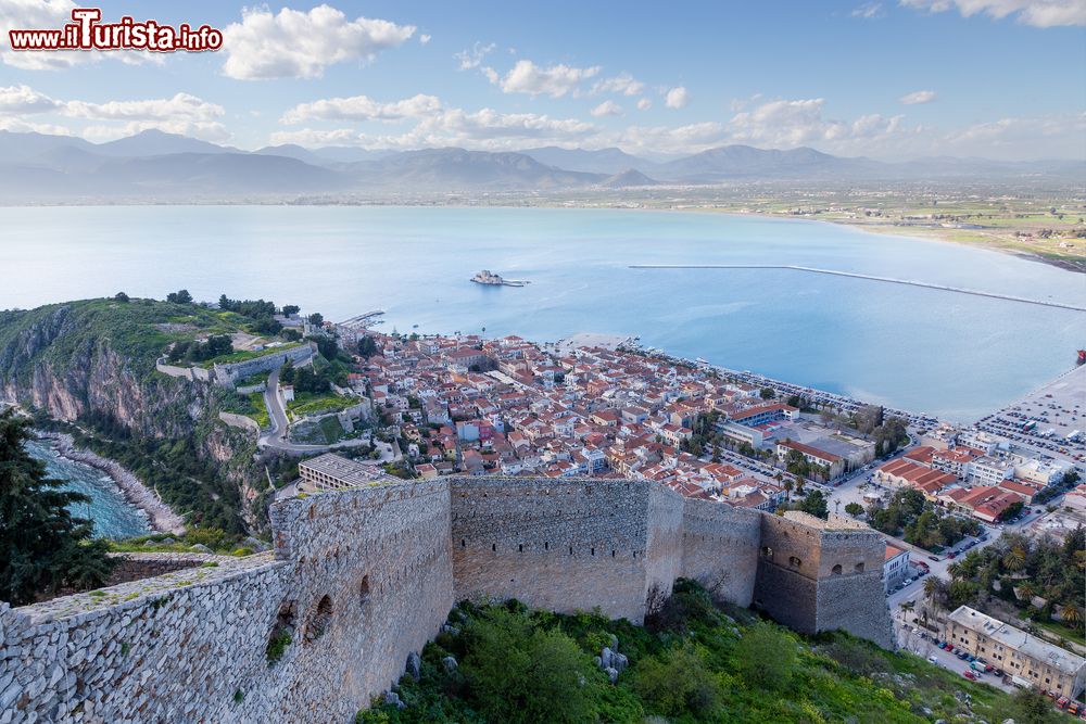 Immagine Veduta panoramica di Nafplio, Peloponneso, Grecia. Questa graziosissima città greca si trova nella parte est del Peloponneso; fu la prima capitale della Grecia e la prima città a liberarsi dal dominio Ottomano.