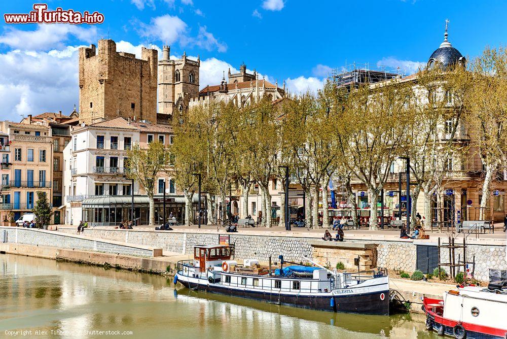 Immagine Veduta panoramica di Narbona con il canale della Robine e il duomo cittadino (Francia) - © Alex Tihonovs / Shutterstock.com