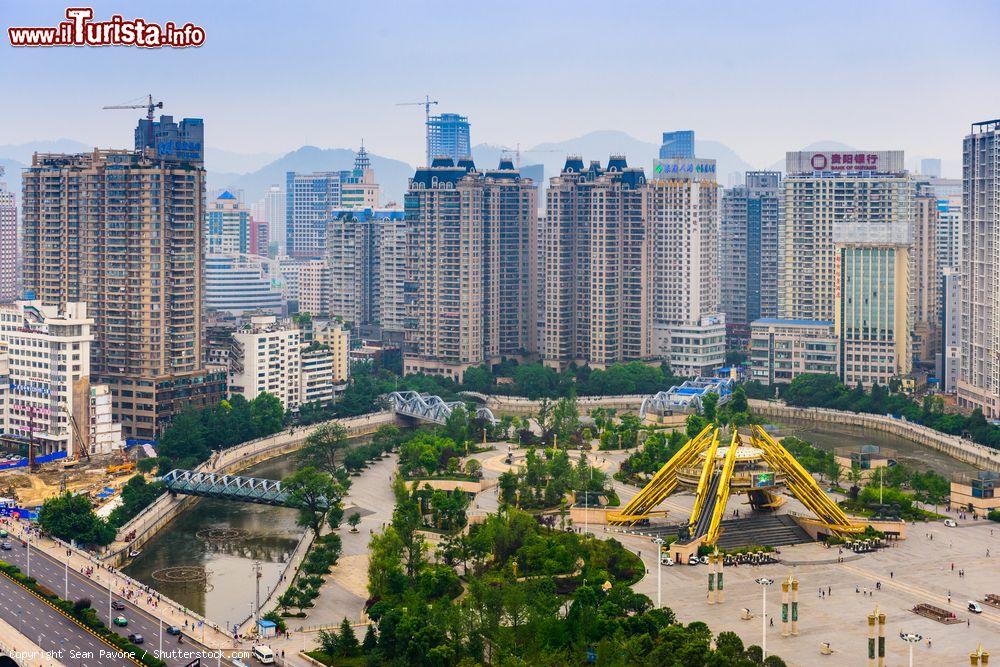 Immagine Veduta panoramica di Piazza della Gente nel centro di Guiyang, Cina - © Sean Pavone / Shutterstock.com