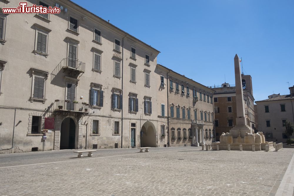 Immagine Veduta panoramica di piazza Federico II° a Jesi (Marche) con alcuni edifici storici.