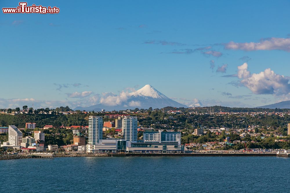 Immagine Veduta panoramica di Puerto Montt, Cile. Da qui parte la strada di comunicazione chiamata Carretera Austral che collega con la Patagonia cilena.