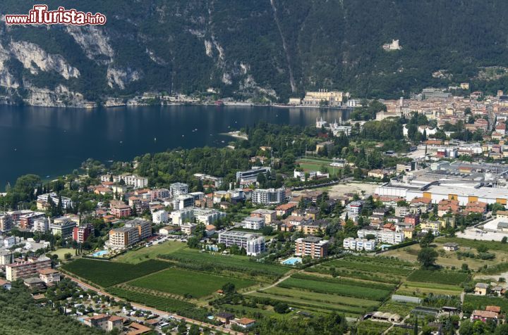 Immagine Veduta panoramica di Riva del Garda, Trentino Alto Adige. E' un territorio ricco di testimonianze storiche, meraviglie naturali e paesaggi indimenticabili - © 150681890 / Shutterstock.com